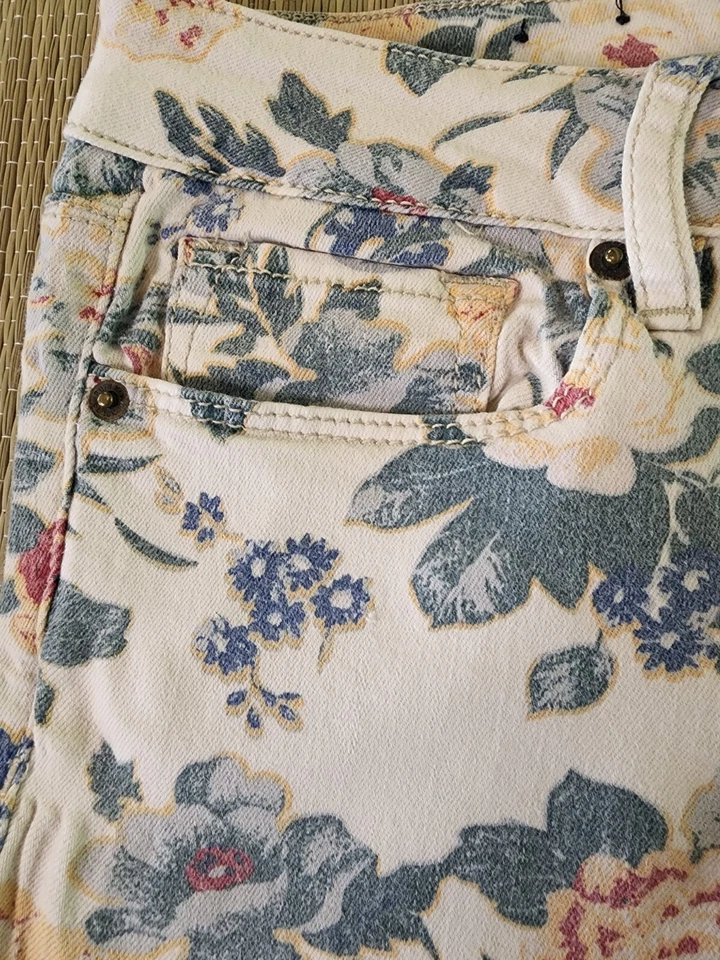 Pantalones Cortos Chinos Bullhead Negros Estampado Floral Borde de Encaje Juniors Talla 7 Usados Foto 3 de 4