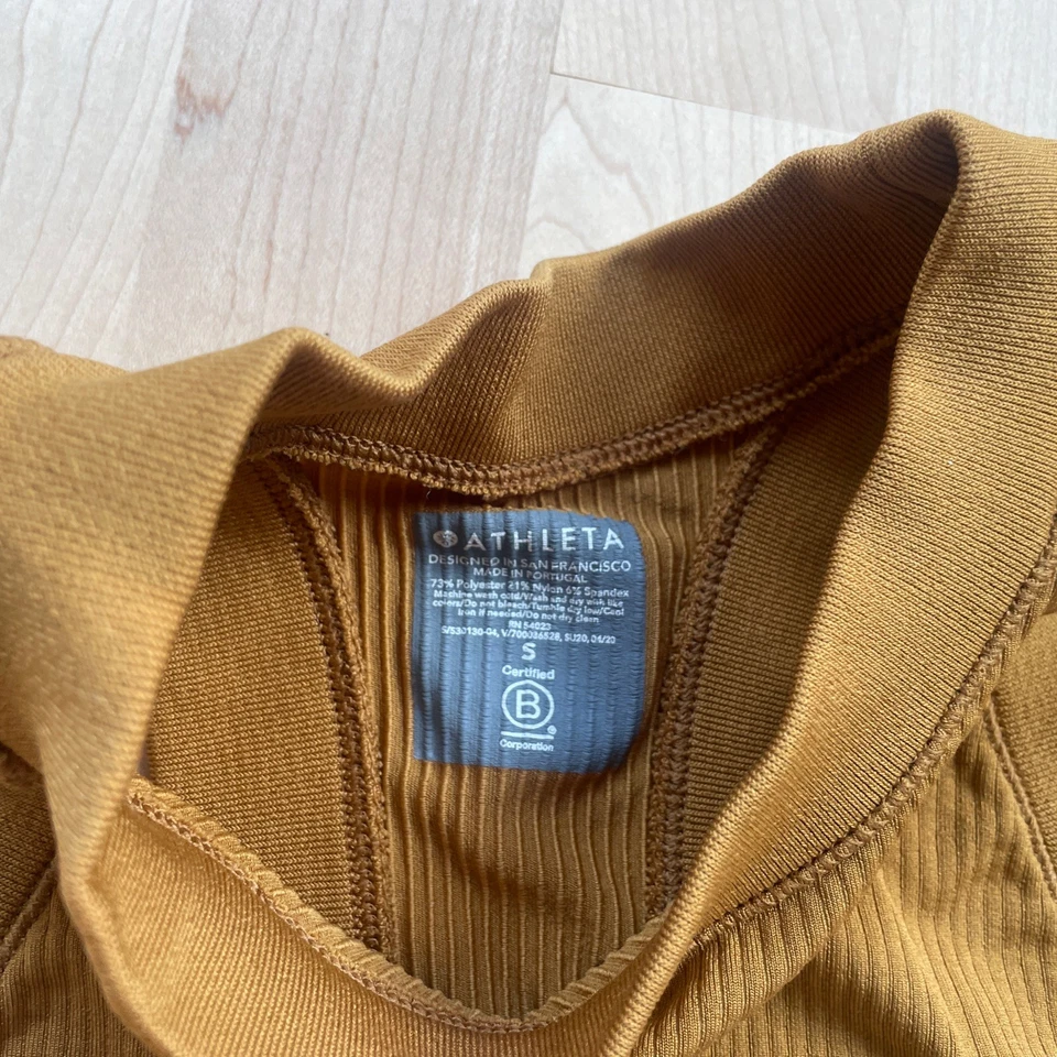 Camiseta sin mangas Athleta Renew Racerback para mujer talla pequeña color dorado acanalada elástica Foto 3 de 3