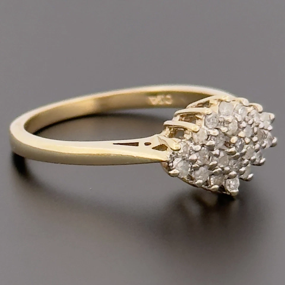 Anillo con racimo de diamantes de 0,25 quilates de oro amarillo de 9 quilates talla M con sello Foto 2 de 4