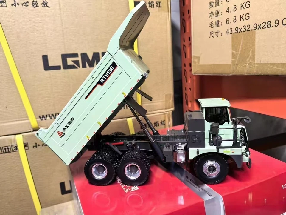 LGMG  Heavy-duty mining truck 1/35 scale 136 truck alloy model. - Image 2 of 4
