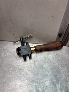 Vintage ATHOL MACHINE CO. Hand Vise (very nice) Moves Freely Works Great(LOOK)