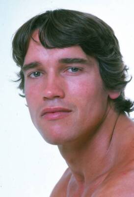 Arnold Schwarzenegger posing at the top of his form in October 1976 Old Photo 26