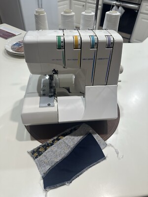 White Superlock Serger/Overlocker W2500 Sewing Machine Test And In Excellent.