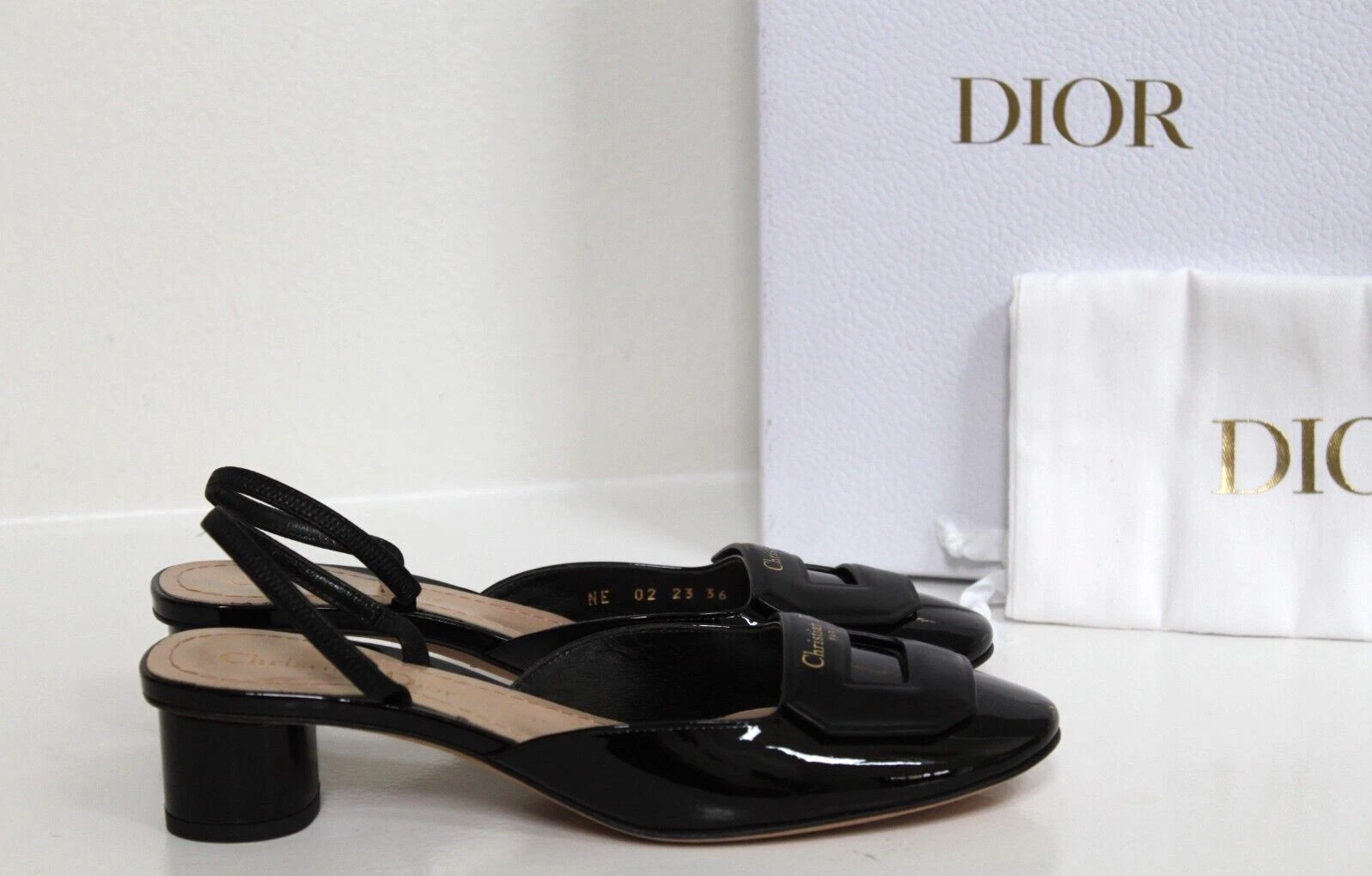 chaussure Christian Dior taille 6 / 36 logo cuir noir boucle au bout talon bas