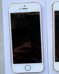 Apple iPhone SE (64 GB) Roségold – Display defekt – ungeprüft