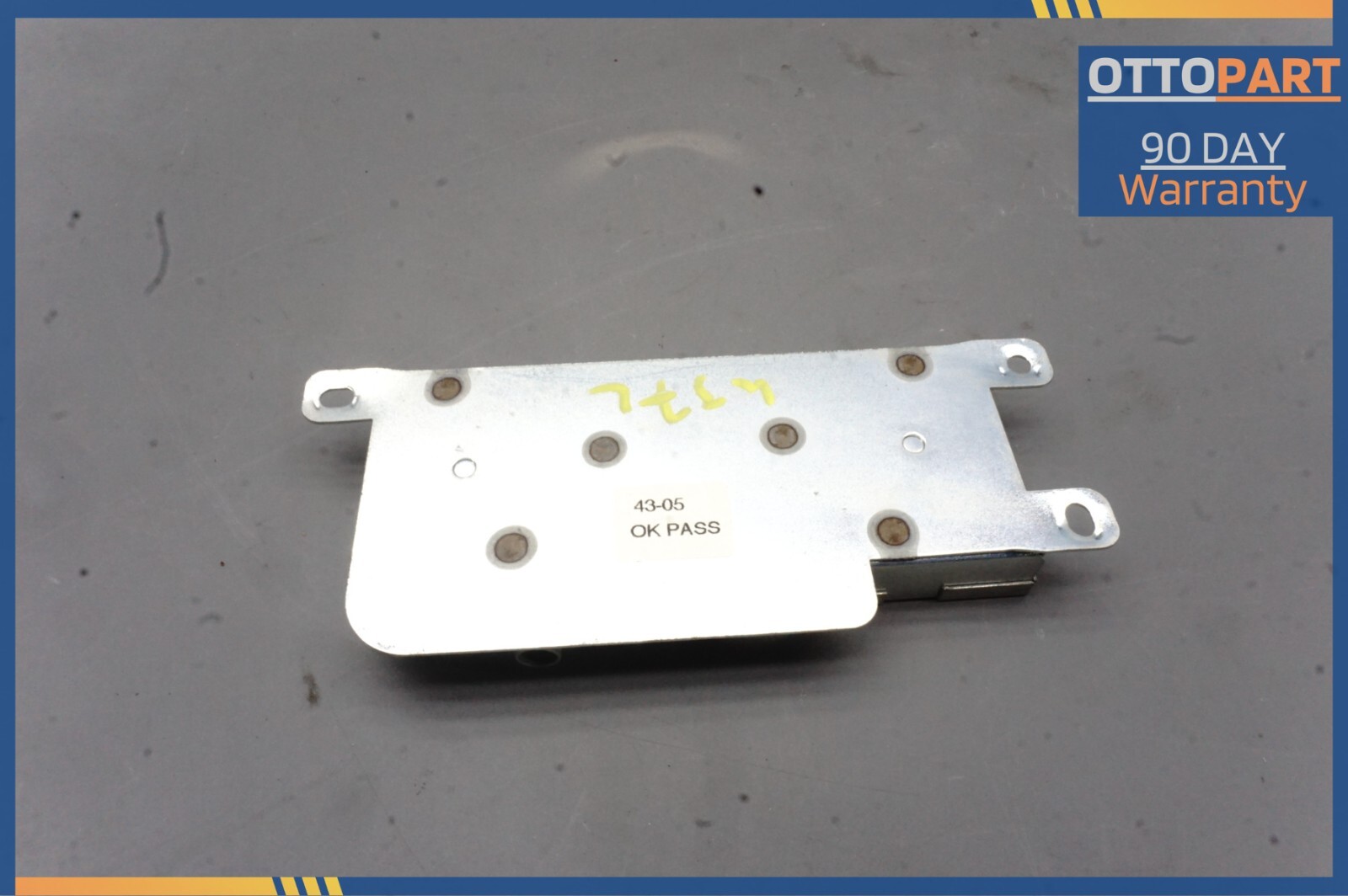 Maserati Quattroporte 2003-2012 Front Left Lower Antenna amplifier P/N 198451