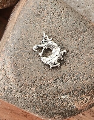 John Hardy KLEINER, zierlicher, kleiner Drache Charm oder Anhänger Sterlingsilber