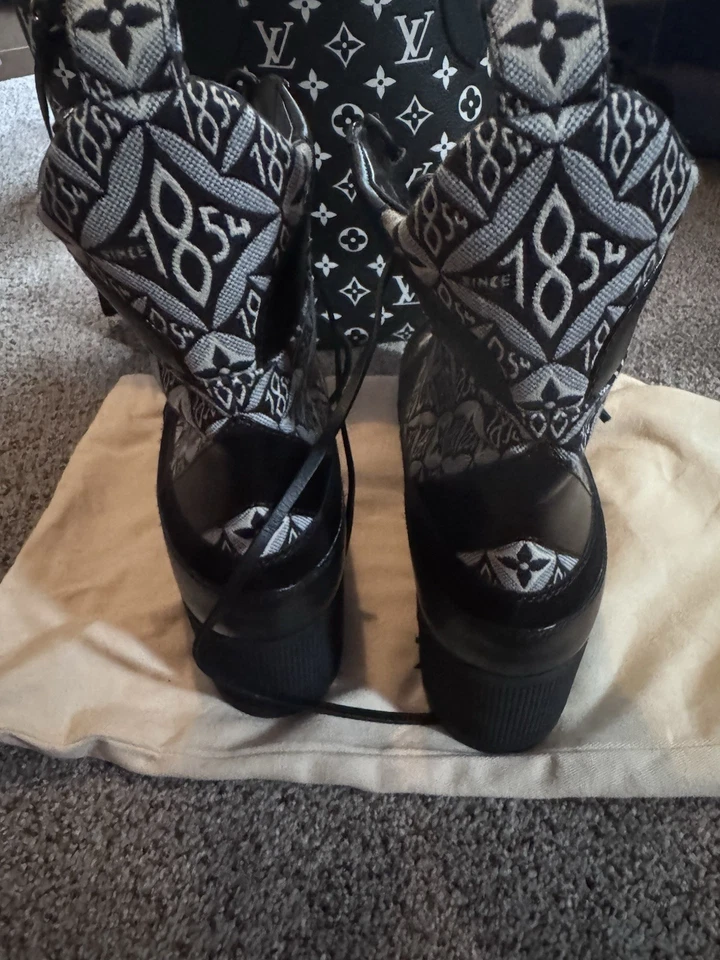 Auténticas botas Louis Vuitton Laureate plataforma desierto monograma de mezclilla Foto 2 de 4