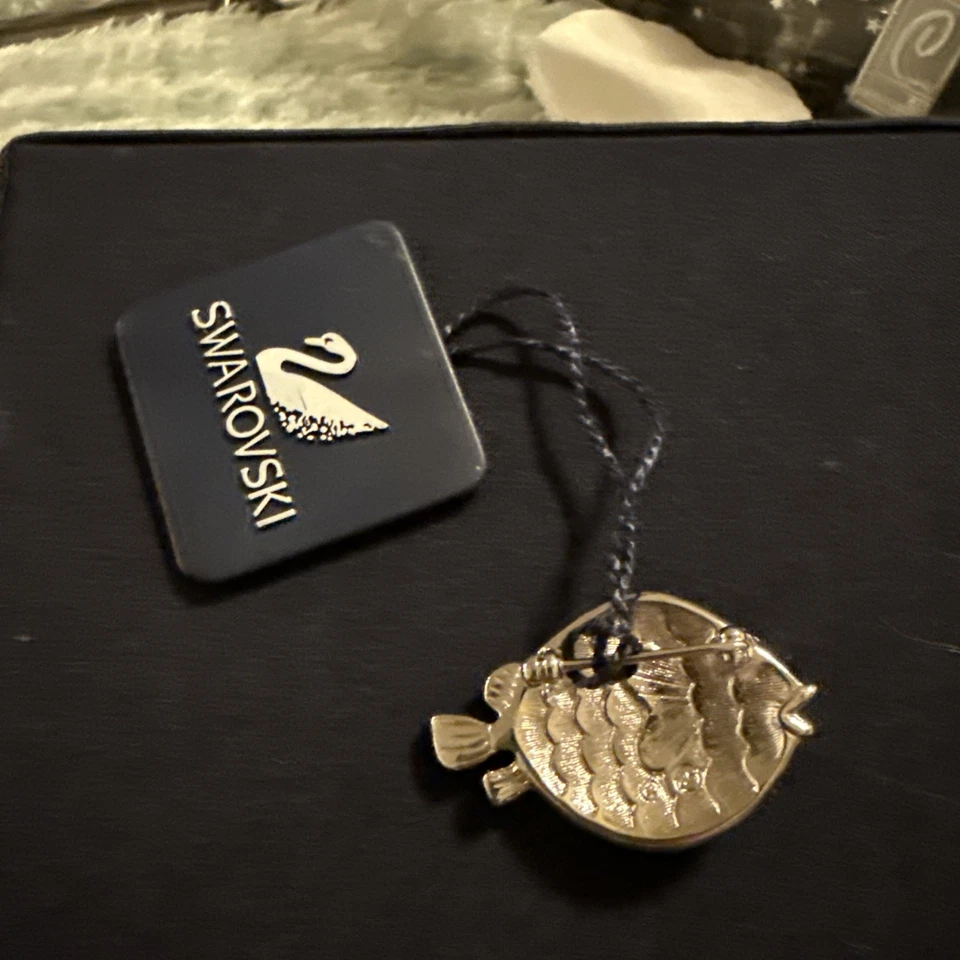 EC. Broche prendedor pez cisne "SWAROVSKI" con turquesa y cristal boreal firmado. Foto 4 de 4