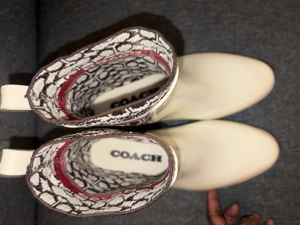 Botas de lluvia COACH talla 7.  Blanco y marrón con logotipo Coach C Foto 4 de 4