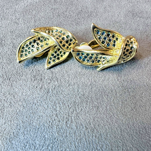 Vintage gold tone leaf shaped rhinestone studded clip on earrings (unmarked) - Picture 2 of 5