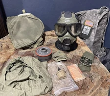 US Military M40 Gas Mask With Carrier Plus Extras. Size Medium Excellent Cond.