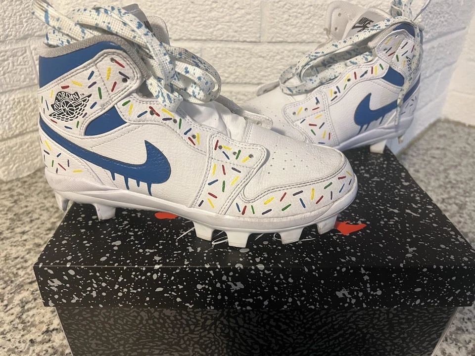 Botines de béisbol Jordan personalizados “pastel de cumpleaños” Foto 4 de 4