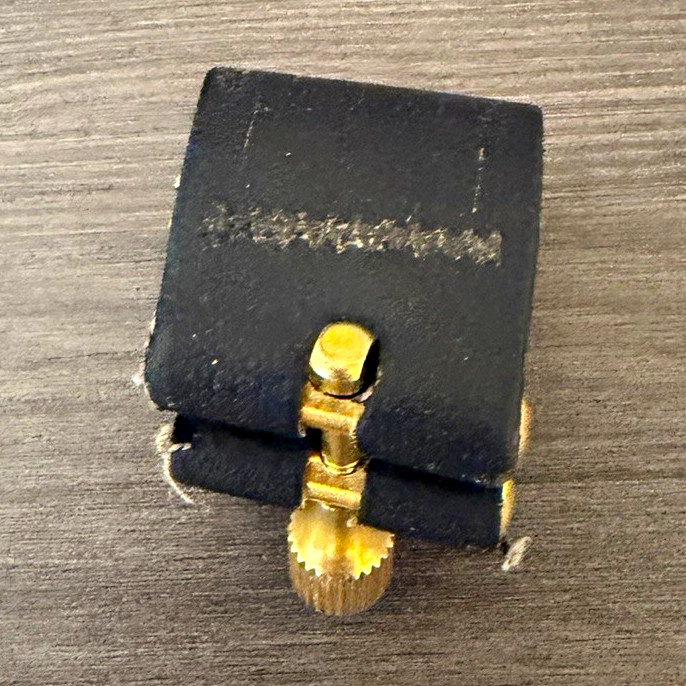 Rovner-Style Leather Alto Saxophone Ligature – Gold Screw