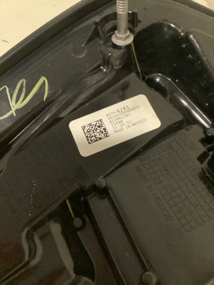 Luz trasera derecha para pasajero Chevy Tahoe Suburban 2025 OEM C60R-20386 TL Foto 4 de 4