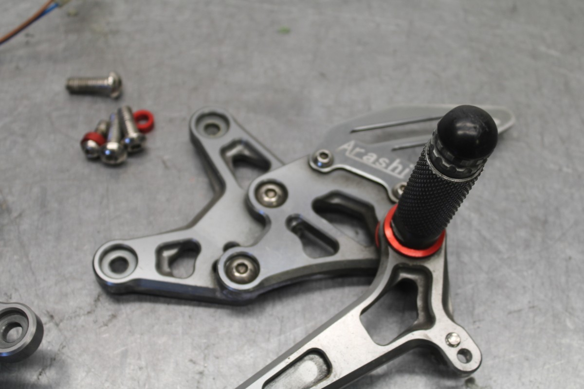 すー 09-12 KAWASAKI NINJA ZX6R RIGHT LEFT REARSETS REAR SET