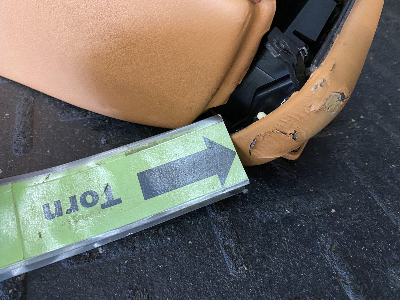 09-13 MASERATI QUATTROPORT FRONT CENTER FLOOR CONSOLE TAN