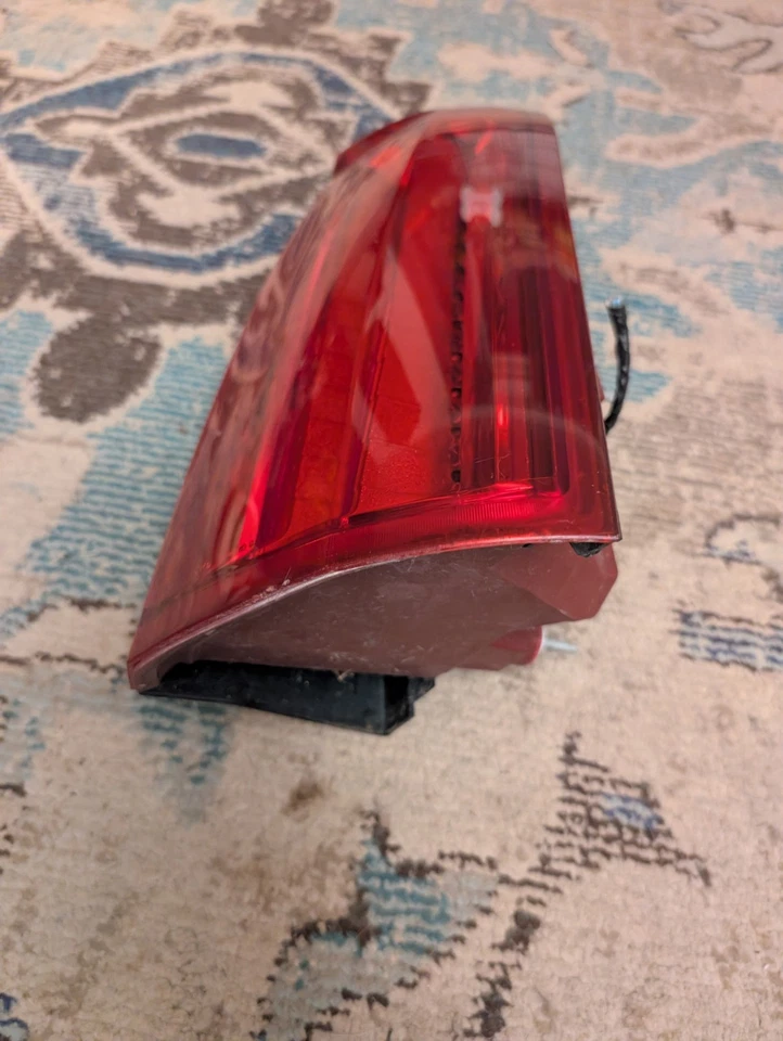 Lámpara de luz trasera LED derecha pasajero Cadillac STS 2008-2011 genuina probada OEM Foto 2 de 4