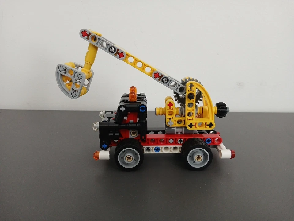 LEGO Technic 42031 Cherry Picker, photo 2 of 4