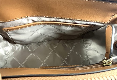 Bolso Bandolera Michael Kors Marilyn Marrón Signature MK Pequeño - Imagen 12 de 15