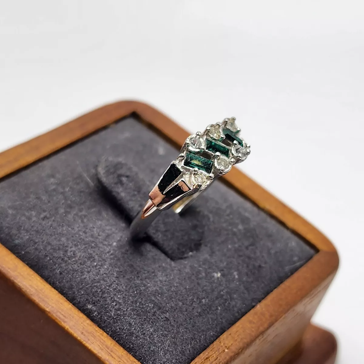 Vintage Avon Silver Toned Ring Emerald Green Glass Baguette