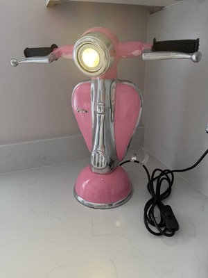 Retro Vespa Style Unique Pink Scooter Tischlampe Limited Edition - 60 s Mod Era