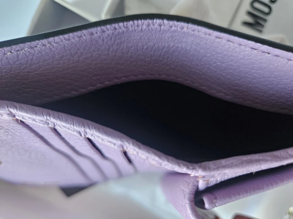 Carteira Compacta Feminina de Couro com Logotipo Moschino - Nova Na Caixa, Cor Roxa Lilás - Imagem 4 de 4