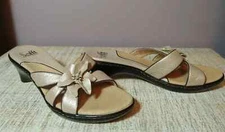 New Sofft Sandals Slip On Flip Flops Leather Upper Flower MetallicTan Size 8 M