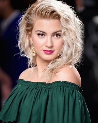 TORI KELLY 8x10 PHOTO *