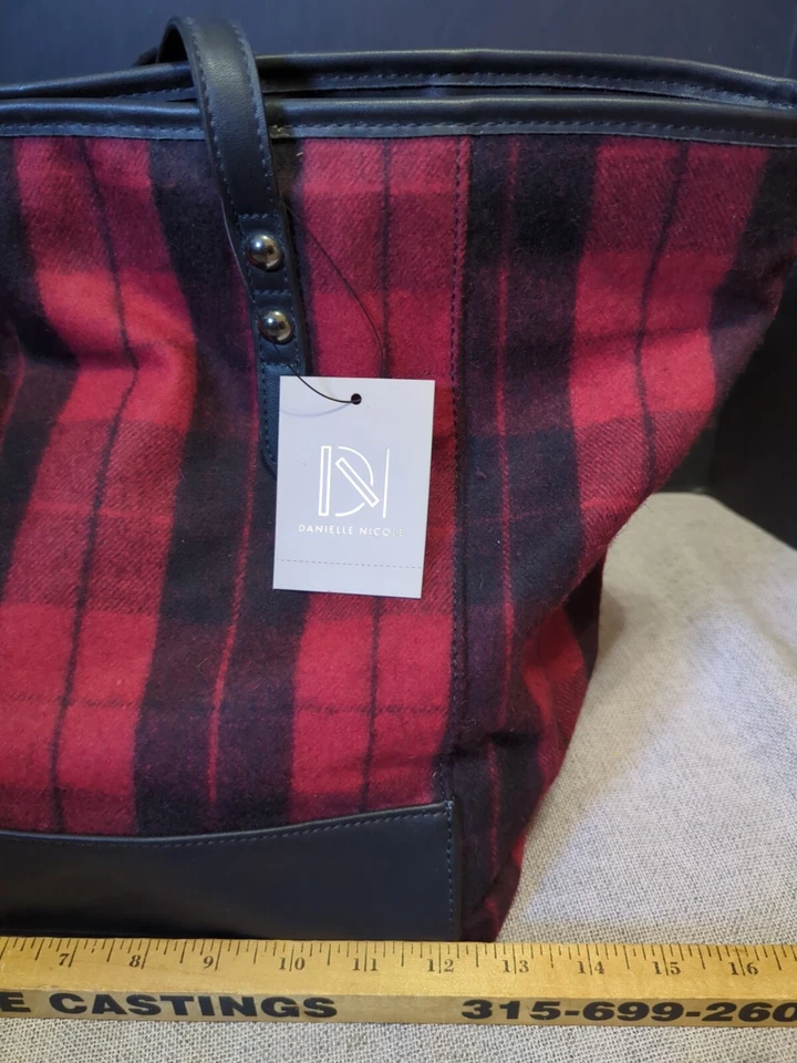 Nuevo con etiquetas Bolso de Mano Hudson Rojo Negro Franela Navidad Vacaciones - Danielle Nicole Foto 4 de 4