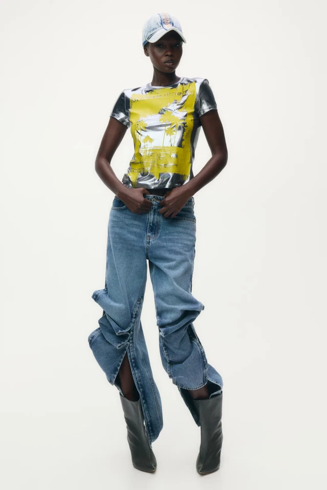 Camiseta H&M x Glenn Martens Estampada Metálica Calce Ajustado Plateada - Edición Limitada Foto 2 de 4