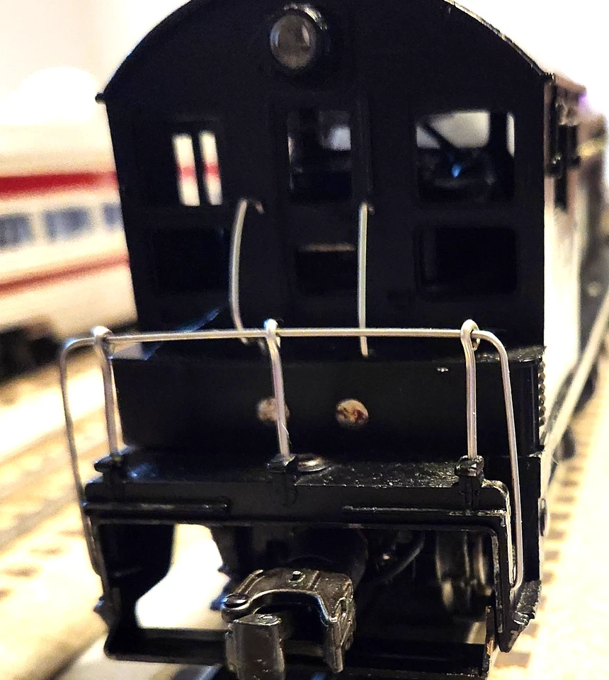 LIONEL 622 BELL RINGING SANTA FE DIESEL SWITCHER IN GOOD COND. RUNS. - Image 4 of 4