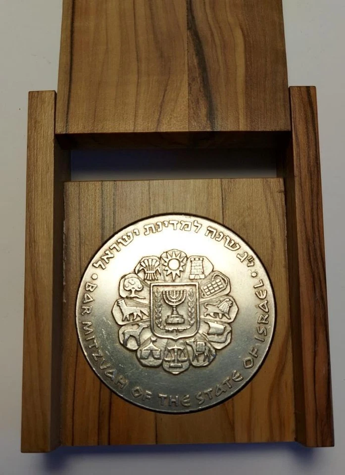 Israel 1961 Bar Mitzvah State Medal 59mm 116g Silver 935 + Olive Wood Box - Image 4 of 4