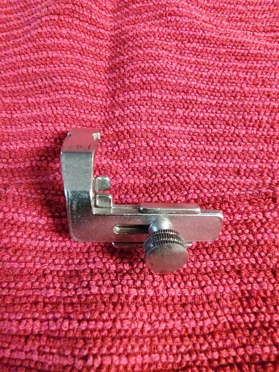 SINGER 121877 Complete Zipper Foot-Sewing Machine Attachment Part
