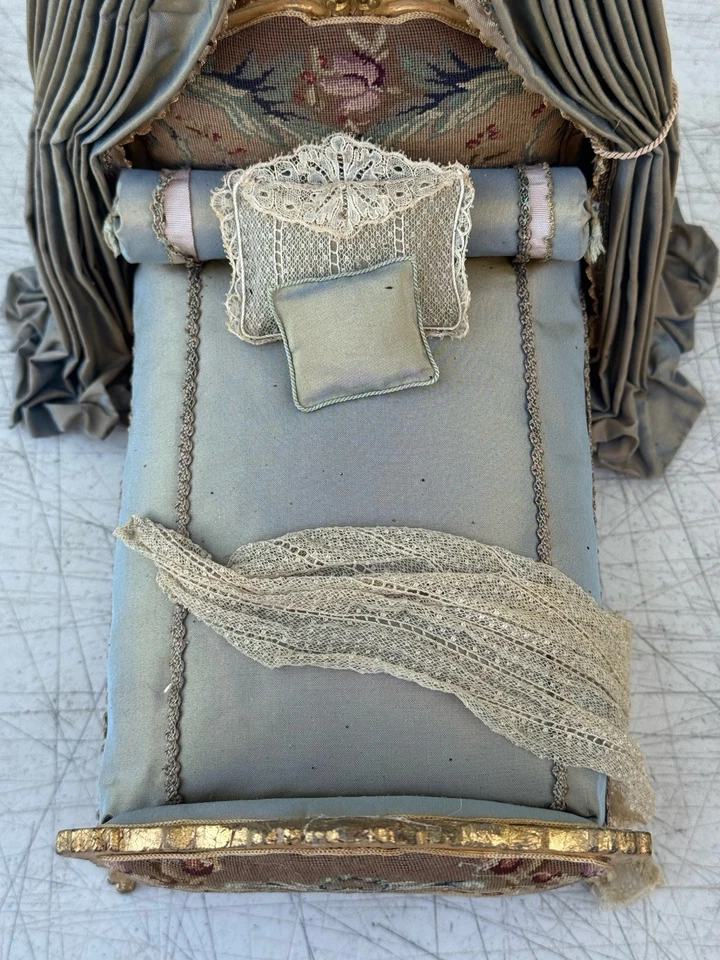 Muebles de cama antiguos de estilo victoriano en miniatura para casa de muñecas con dosel elegantes RARO Foto 3 de 4