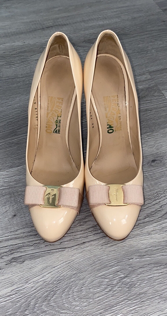 Salvatore Ferragamo Bow Vara Pumps Beige/Cream Patent Leather Women Heels 