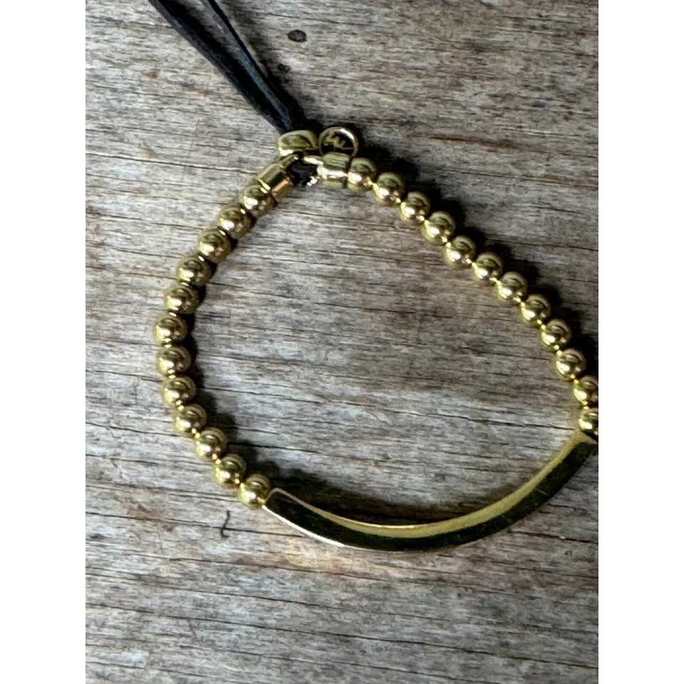 Pulsera Michael Kors tono dorado con cuentas con barra grabada y cordón ajustable Foto 4 de 4