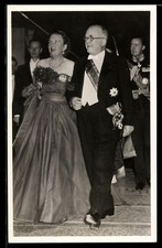 Postcard Paris, In de foyer van de Opera, H.M. Koningin Juliana aan de arm van Presid 
