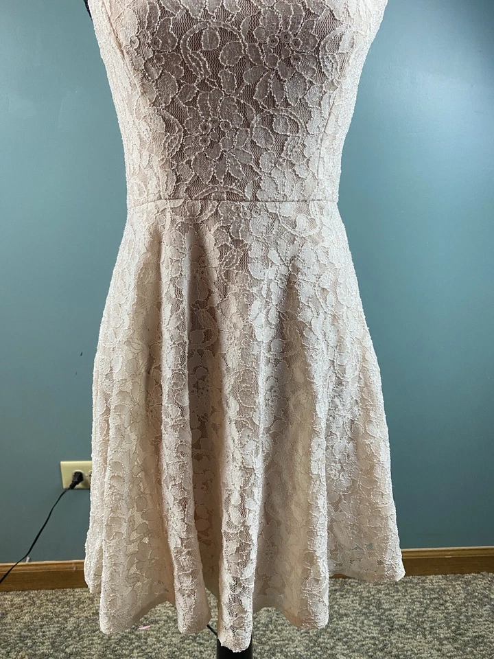 Vestido skatista feminino tamanho pequeno marfim renda fit n flare zíper traseiro - Imagem 4 de 4