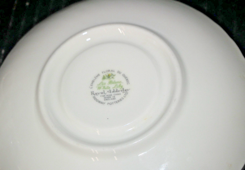 Taza y platillo Royal Adderley Canadian Provincial Flowers Quebec lirio blanco H1320 - Imagen 6 de 6