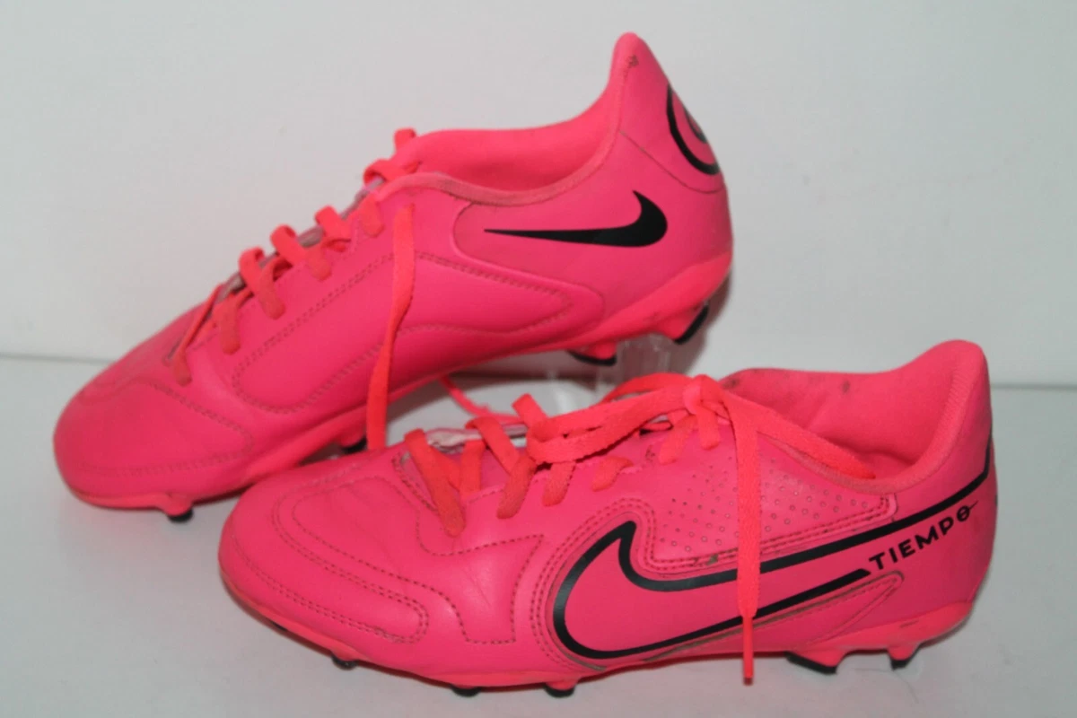 Pink nike hotsell soccer cleats