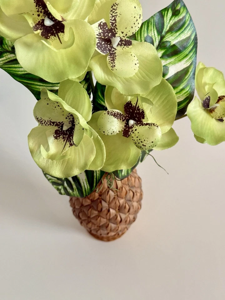 Винтажная искусственная орхидея цветочная композиция в тканой ананасовой вазе высотой 14,5 дюйма - Изображение 2 из 4