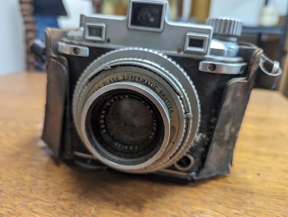 Cámara KODAK Medalist II. Estado desconocido. Parece estar en buen estado. Foto 3 de 4