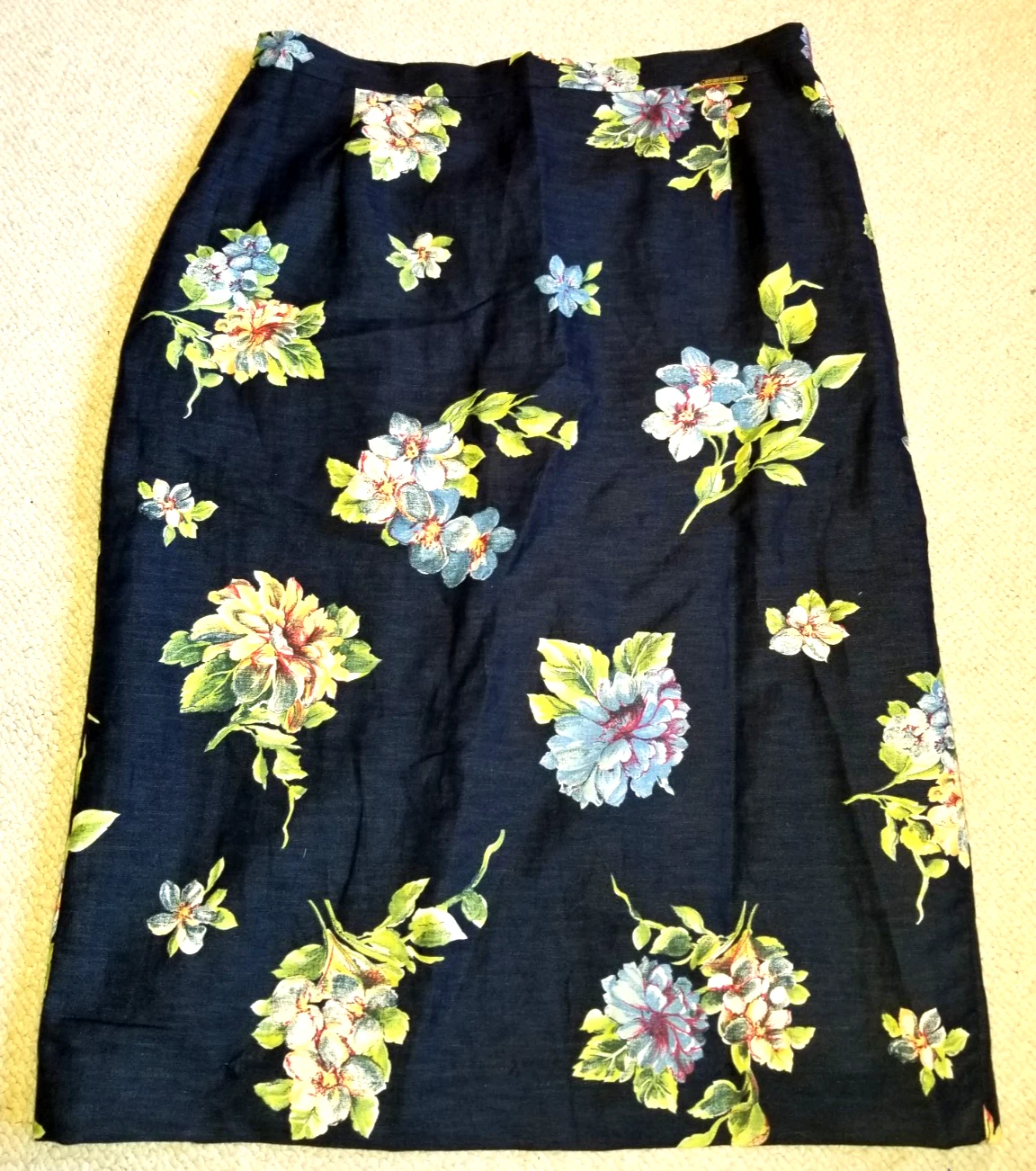 Womens Skirt-GEIGER-AUSTRIA-navy floral linen Classic career designer-44 (US 12)
Opens in a new wind
