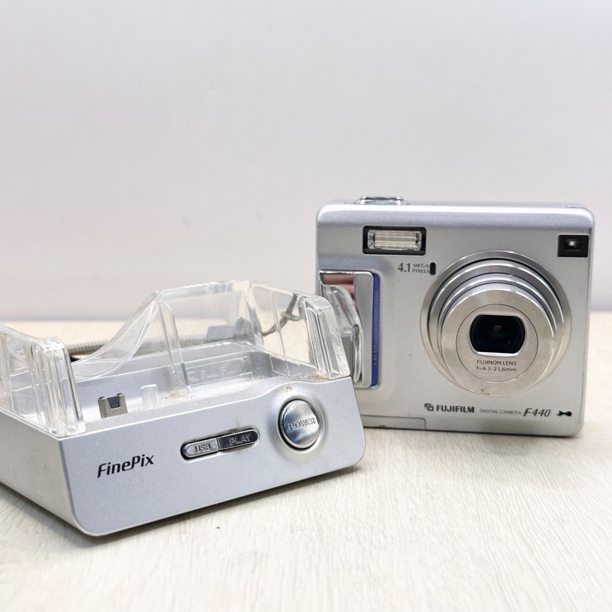 FUJIFILM FinePix F440 Silver Compact Camera With Cradle CP-FX440