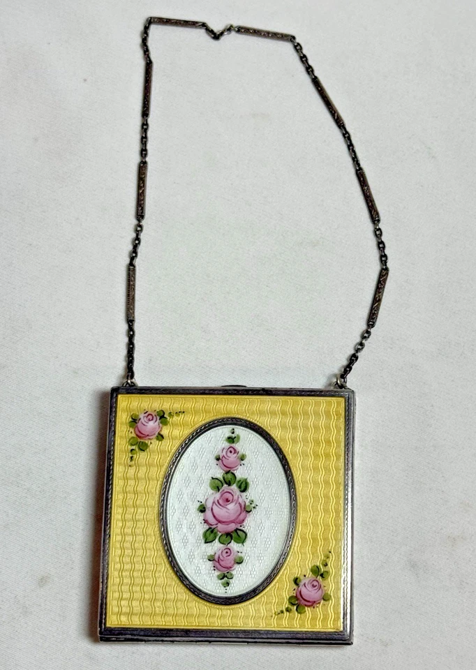 Antiga dança compacta de prata esterlina da década de 1920 guilhochê dourada com corrente - Imagem 2 de 4