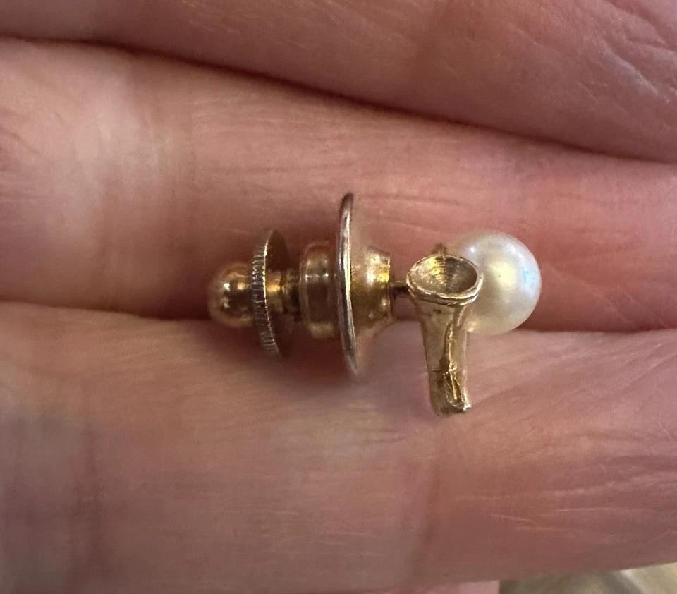 Corbata temática de golf de oro 14k y perlas cultivadas Foto 4 de 4