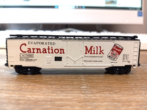 VINTAGE LIMA , N SCALE. 50' REEFER CAR. CARNATION. W/METAL WHEELS. FREE SHIPPING