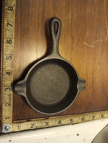 Wagner Ware Made in USA 1050 mini cast iron skillet/ashtray, 4" dia, 10 oz.
