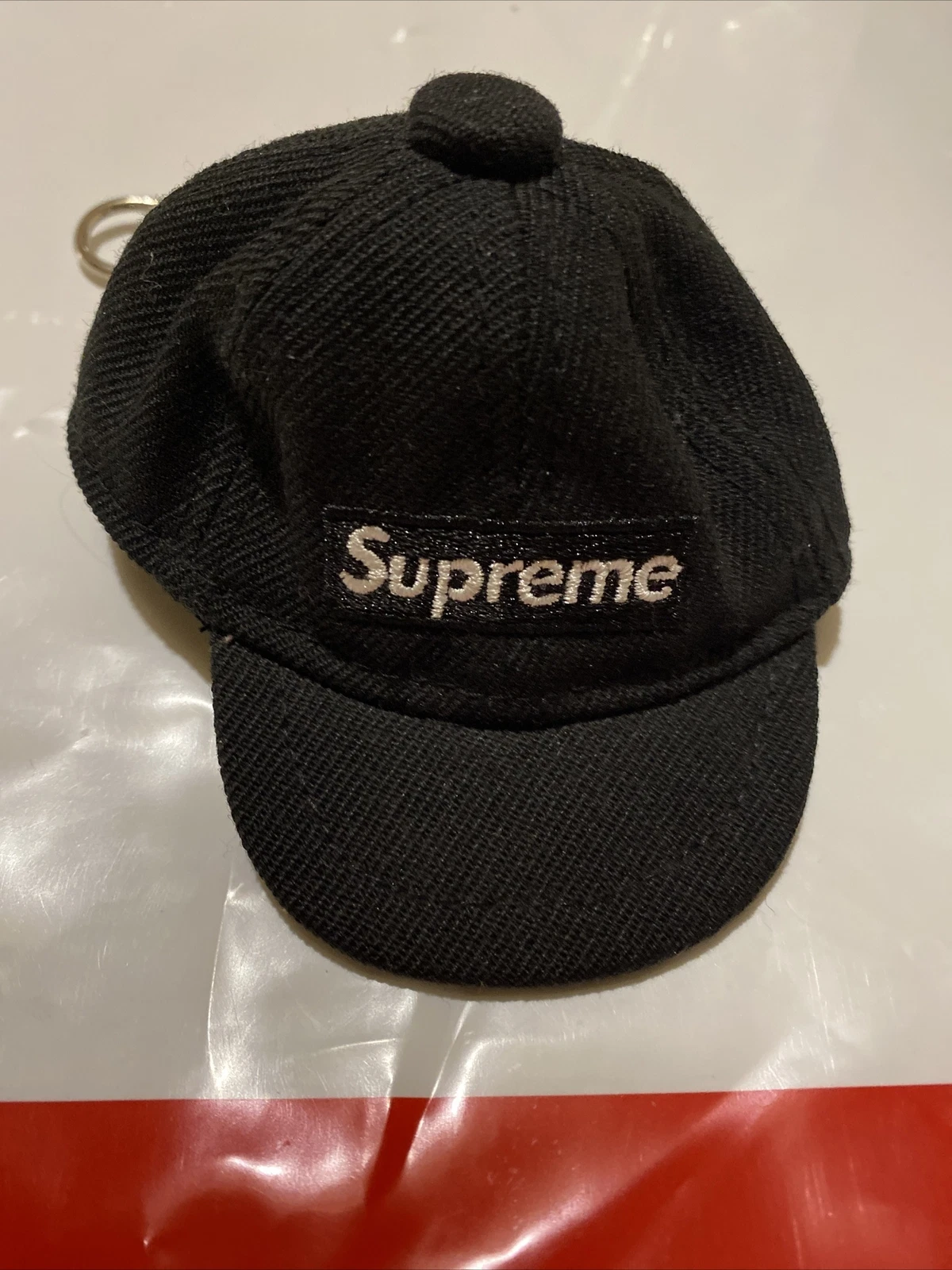 Chapeau de baseball supreme nouvelle ère porte clés flambant neuf V rare noir